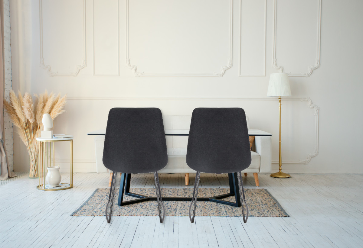  Στην εικόνα απεικονίζεται η καρέκλα σε ένα σαλόνι.